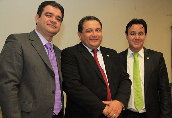 Jota Pinto entre o deputado Junior Marreca e o presidente Adilson Barroso