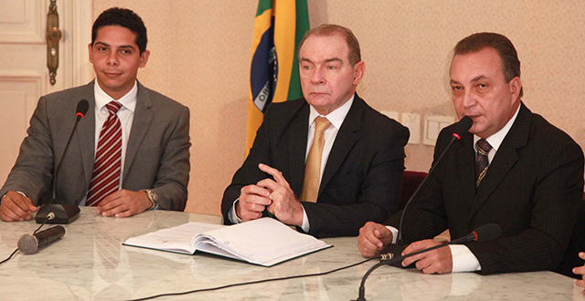 Paulo Marinho Júnior ao lado dos também secretários João Abreu e Luis Fernando